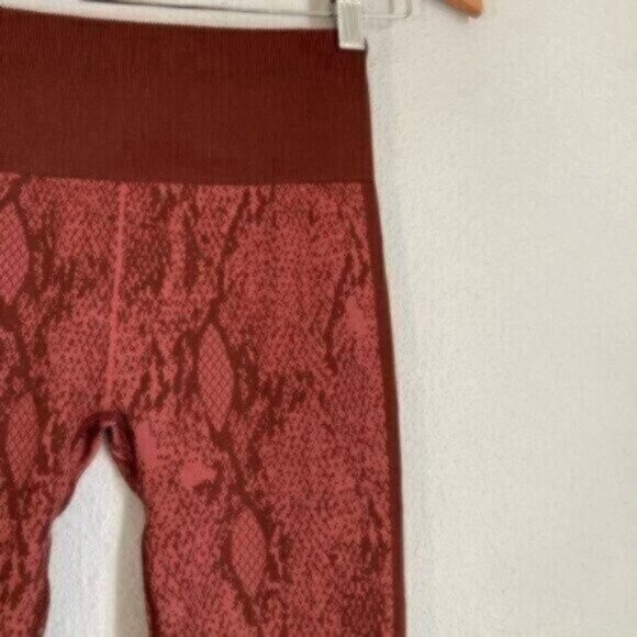 New Fabletics Boho High Rise Athletic Ribbed Seamless Snakeskin 7/8 Leggings - Picture 5 of 14